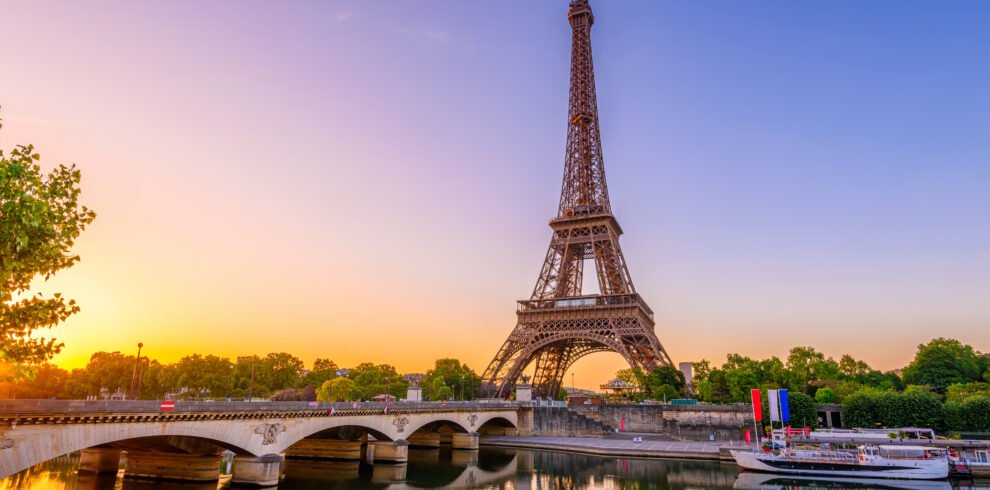 View,Of,Eiffel,Tower,And,River,Seine,At,Sunrise,In